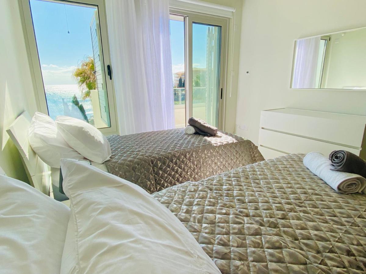 Paphos Coral Bay Beach Villa מראה חיצוני תמונה